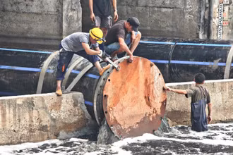Công nhân mở hai đường ống dẫn nước từ hồ Tây về sông Tô Lịch.