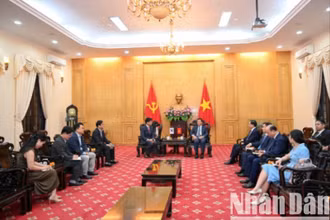 Quang cảnh buổi làm việc giữa Học viện Chính trị quốc gia Hồ Chí Minh với Tổng Giám đốc Tổ hợp Samsung tại Việt Nam. (Ảnh: THẾ ĐẠI)