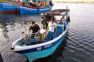 Cán bộ, chiến sĩ Đồn Biên phòng Hòa Hiệp Nam kiểm tra tàu cá mang số hiệu PY 31622TS.
