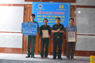 Đại tá Rơ Lan Ngân, Phó Chính ủy Ban Chỉ huy Bộ đội Biên phòng tỉnh Đắk Lắk trao tặng kinh phí hỗ trợ gia đình đồng chí Nguyễn Tấn Ngọc.