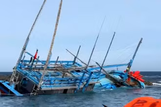 Tàu cá BĐ98470TS gặp nạn trên biển.