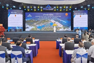 Quang cảnh lễ khởi công Dự án Đầu tư xây dựng và kinh doanh kết cấu hạ tầng Khu công nghiệp Hòa Tâm-giai đoạn 1 và Dự án đầu tư xây dựng Bến cảng Bãi Gốc.