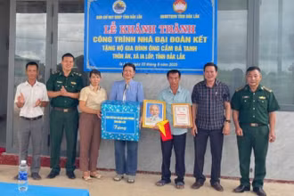 Đại diện Đồn Biên phòng Ea H’leo và chính quyền địa phương trao Nhà “Đại đoàn kết” tặng gia đình ông Cầm Bá Tanh.