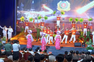 Văn nghệ chào mừng kỷ niệm 80 năm Ngày truyền thống Công an nhân dân Cà Mau.