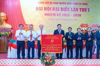 Bí thư Tỉnh ủy Cà Mau Nguyễn Hồ Hải (thứ 3 từ trái qua) tặng bức trướng của Ban Chấp hành Đảng ủy tỉnh mừng đại hội.