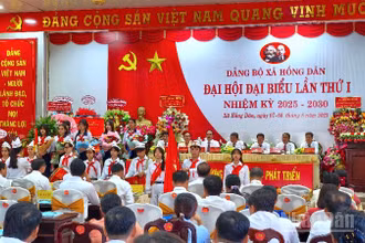 Đại diện các cháu thiếu nhi chúc mừng Đại hội đại biểu lần thứ nhất Đảng bộ xã Hồng Dân, nhiệm kỳ 2025-2030.