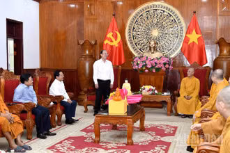 Bí thư Tỉnh ủy Cà Mau Nguyễn Hồ Hải (đứng, áo sơ mi trắng) tiếp đoàn công tác của Ban Thường trực Hội đồng Trị sự Giáo hội Phật giáo Việt Nam.