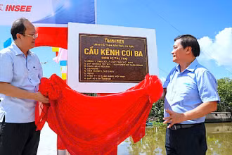 Bí thư Tỉnh ủy Cà Mau Nguyễn Hồ Hải (bìa trái) tháo băng khánh thành cầu Kênh Cơi Ba vào sáng 23/8.