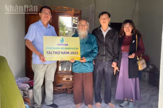Được sự ủy quyền của lãnh đạo Báo Nhân Dân và PetroVietnam, nhà báo Nguyễn Công Lý, Trưởng văn phòng đại diện Báo Nhân Dân tại Đắk Lắk trao tặng nhà Đại đoàn kết cho hộ ông Hộ ông Nguyễn Như Ý, ở thôn 4, xã M’Drắk.