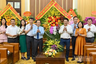 Đồng chí Quế Đình Nguyên, Ủy viên Ban Chấp hành Đảng bộ các cơ quan Đảng Trung ương, Phó Tổng Biên tập tiếp đoàn công tác thành phố Hà Nội do đồng chí Trần Thế Cương, Ủy viên Ban thường vụ thành ủy Hà Nội, Phó Chủ tịch thường trực Hội đồng nhân dân thành phố Hà Nội làm Trưởng đoàn. (Ảnh: THỦY NGUYÊN)