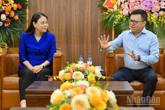 Đồng chí Lê Quốc Minh, Ủy viên Trung ương Đảng, Tổng Biên tập Báo Nhân Dân, Phó Trưởng ban Tuyên giáo và Dân vận Trung ương, Chủ tịch Hội Nhà báo Việt Nam tiếp đoàn công tác Văn phòng Trung ương Đảng do đồng chí Nguyễn Thị Thu Hà, Ủy viên Trung ương Đảng, Phó Chánh Văn phòng Thường trực Văn phòng Trung ương Đảng kiêm Bí thư Đảng ủy cơ quan làm Trưởng đoàn.