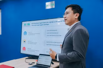 Ông Trịnh Hồng Khánh - Chủ tịch Hội đồng Quản trị giới thiệu chức năng ứng dụng AIFA.