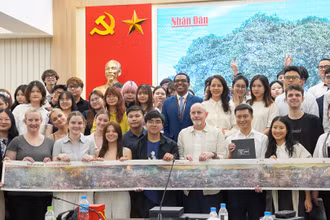 Đoàn sinh viên chụp ảnh lưu niệm với phụ san Chiến dịch Điện Biên Phủ. (Ảnh: Swinburne Vietnam)