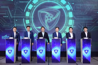 Đại tướng Lương Tam Quang cùng các đại biểu chuẩn bị nhấn nút chính thức ra mắt An ninh mạng Việt Nam. (Ảnh: Hiệp hội An ninh mạng quốc gia)
