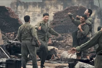 Cảnh trong phim "Mưa đỏ". (Ảnh: Galaxy Studio)
