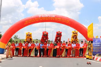Nghi thức khánh thành công trình giao thông kết nối vùng tại tỉnh Vĩnh Long.