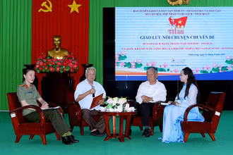 Các diễn giả tham dự buổi nói chuyện chuyên đề kỷ niệm 80 năm Cách mạng Tháng Tám.