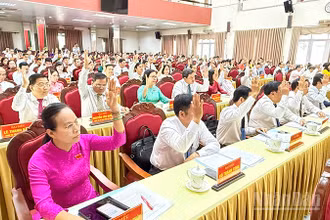 Đại biểu biểu quyết thông qua các tờ trình, nghị quyết. 
