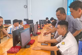 Nhiều thí sinh phấn khởi với điểm thi của mình. 