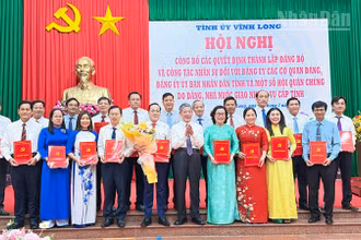 Bí thư Tỉnh ủy Vĩnh Long Ngô Chí Cường trao quyết định và tặng hoa chúc mừng Đảng ủy các cơ quan đảng Vĩnh Long. 