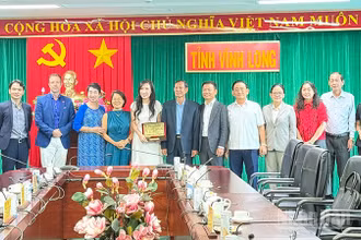 Đoàn công tác Diễn đàn kinh tế Việt Nam-Thụy Sĩ chụp ảnh lưu niệm với lãnh đạo tỉnh Vĩnh Long. 