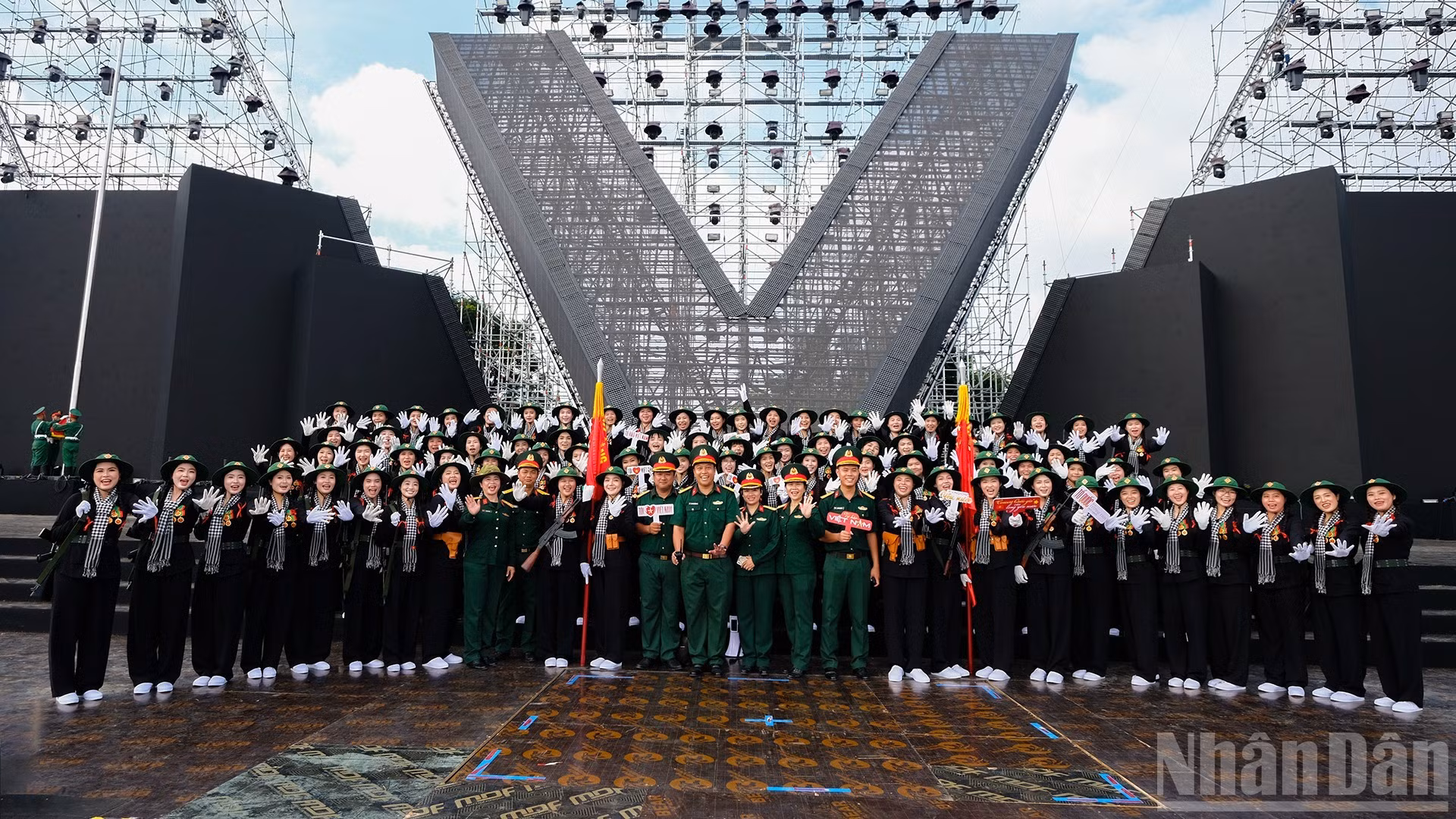 Khối đội hình nữ duyệt hoàn thiện trên sân khấu chính "Tổ Quốc Trong Tim 2"