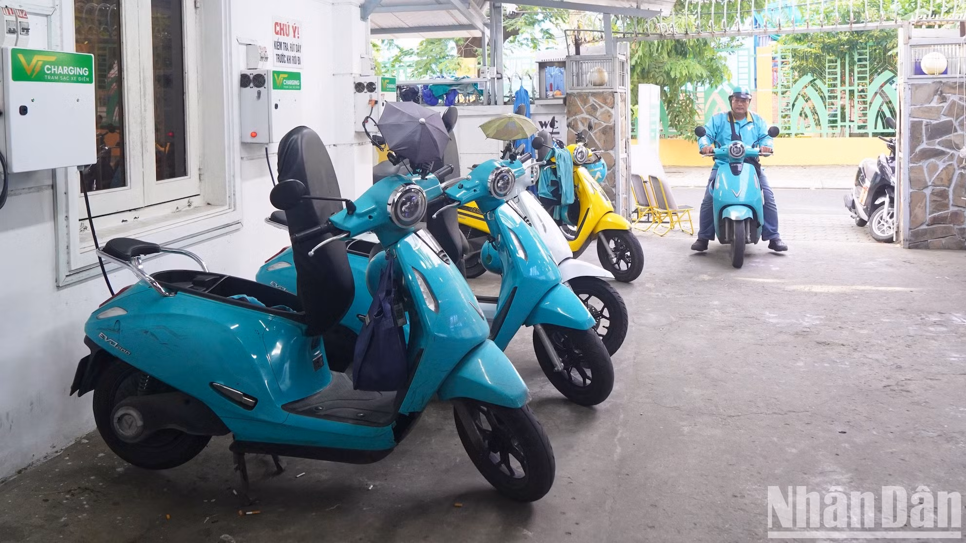 Theo Sở Xây dựng, hiện Thành phố Hồ Chí Minh có khoảng 100.000 xe máy điện, 300 trụ sạc nhanh và khoảng 50 điểm đổi pin xe máy.