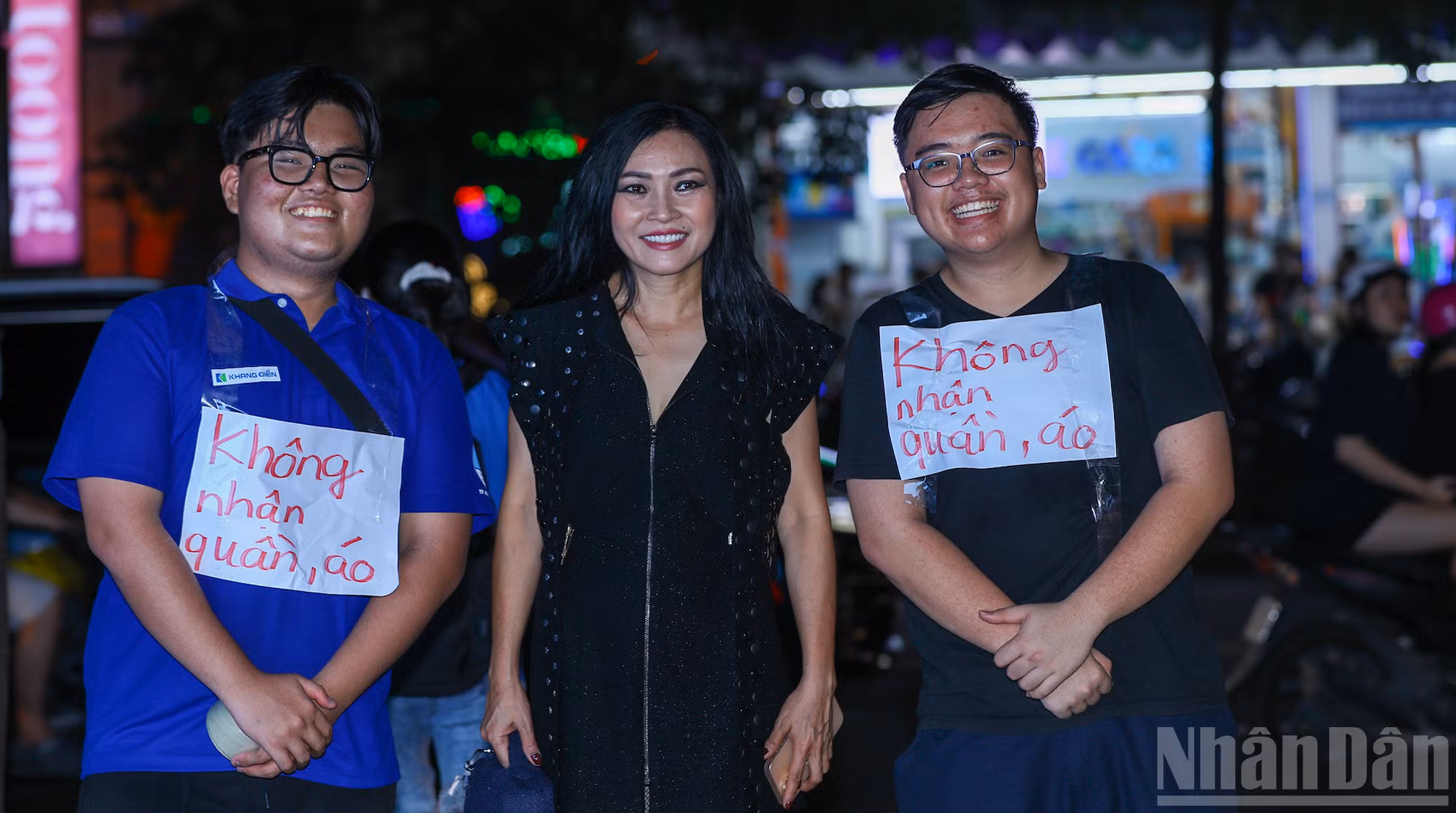 ndo_br_ca-si-phuong-thanh-chup-anh-luu-niem-voi-cac-tnv.png