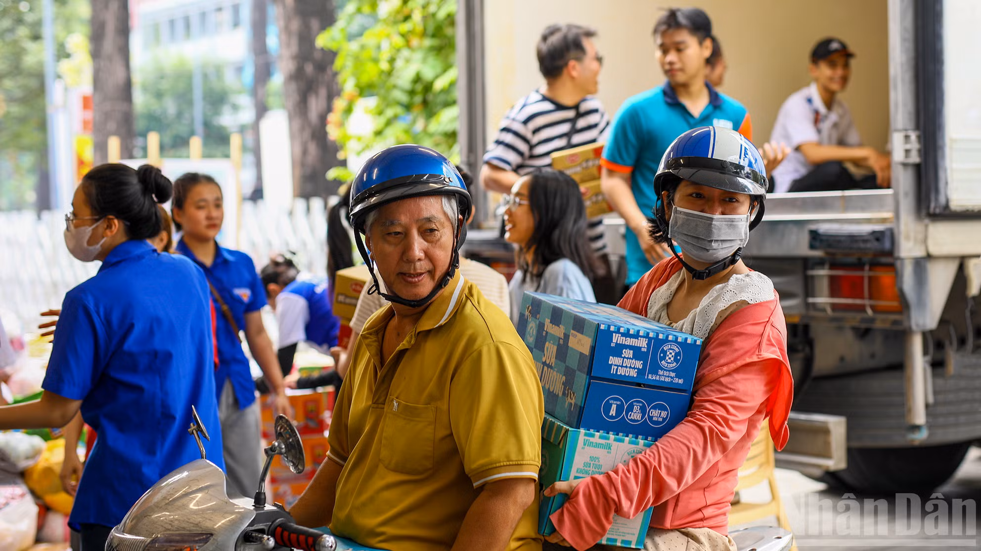 ndo_br_co-chu-lon-tuoi-chay-xe-may-den-trao-qua-cho-nguoi-dan-bi-bao-lut.png