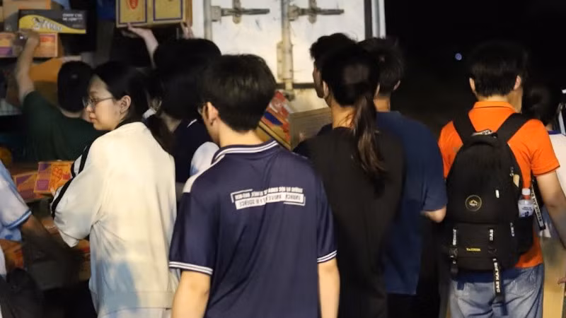 Người dân Thành phố Hồ Chí Minh chung sức đưa nhanh hàng cứu trợ tới miền trung