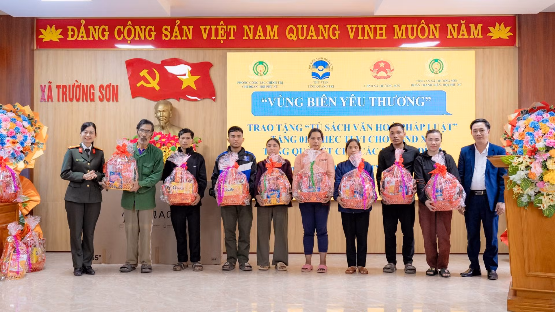 Đoàn công tác của Phòng Công tác chính trị, Công an tỉnh Quảng Trị tặng quà Tết cho các hộ gia đình đặc biệt khó khăn.