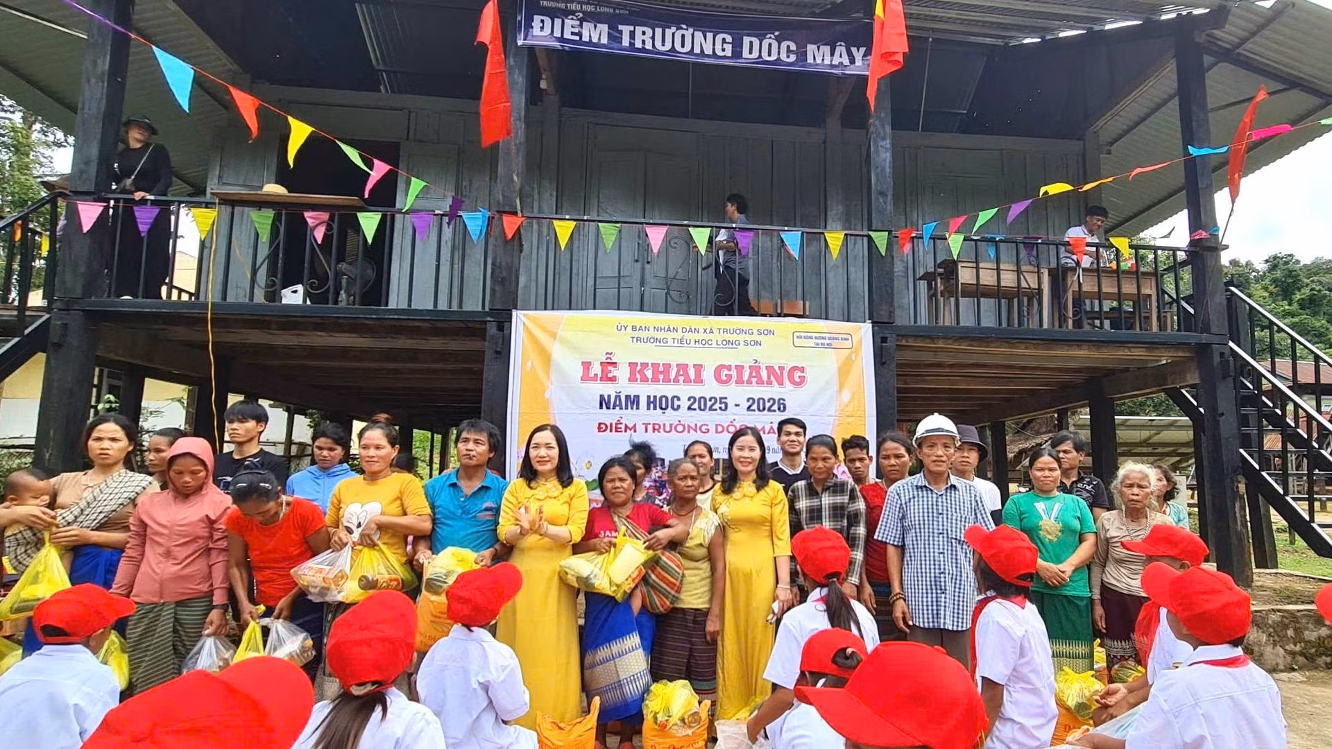Điểm trường Dốc Mây trong ngày khai giảng năm học 2025-2026. Ngay sau lễ khai giảng, nhà trường tặng quà cho phụ huynh học sinh, (Ảnh: VĂN TRÁNG)