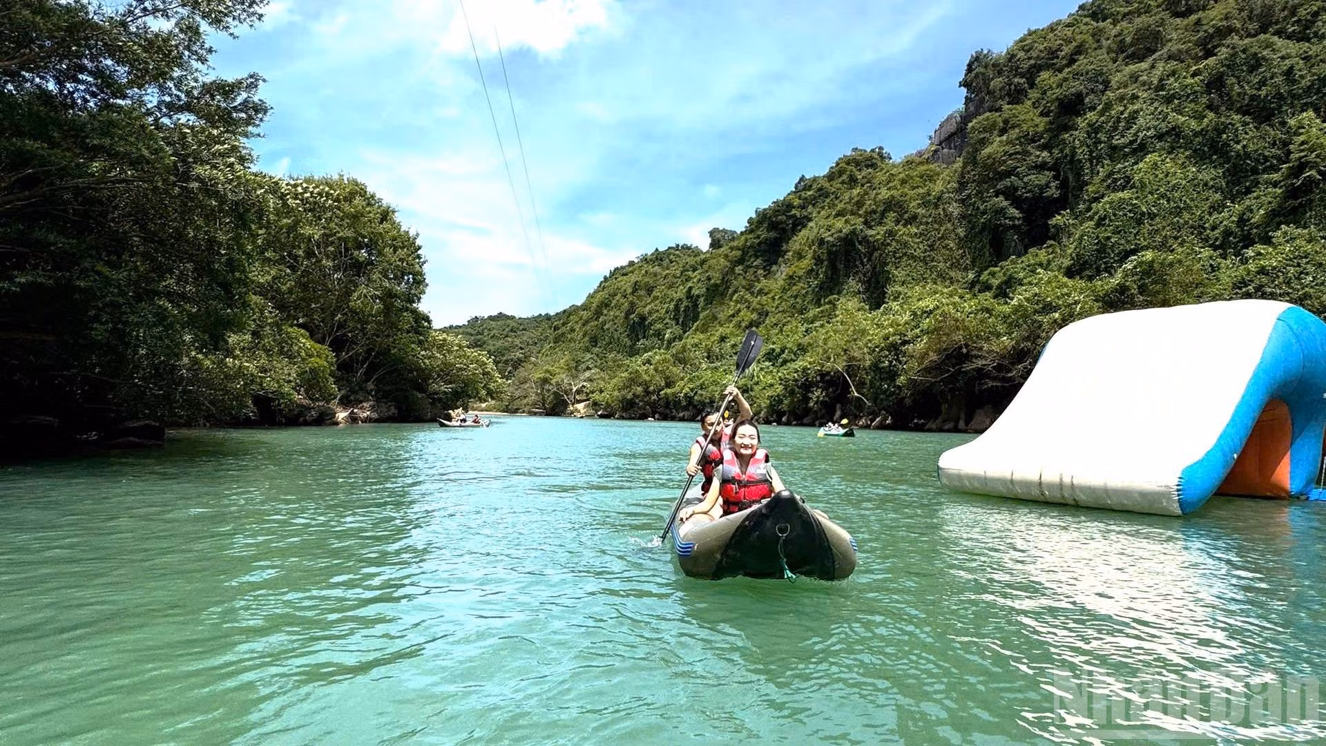 Du khách chèo SUP trên sông Chày. (Ảnh: Hằng Mỹ)