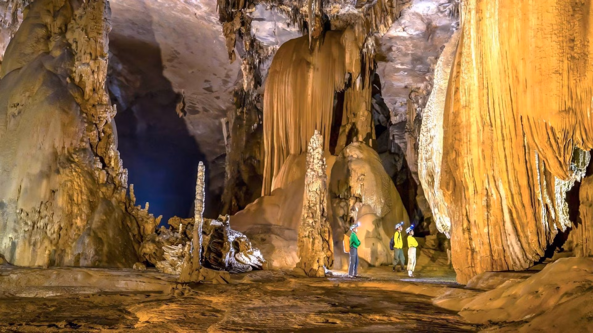 a3k21-hang-dong-tuyet-dep-nam-trong-tour-kham-pha-bach-xanh-da-va-hang-kling.jpg