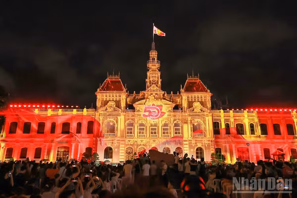 Mãn nhãn màn trình chiếu 3D mapping chào mừng 50 năm Thành phố mang tên Bác. 