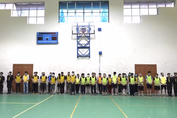 Các đối tượng trong đường dây lừa đảo xuyên biên giới bị Công an tỉnh Cao Bằng bắt giữ.