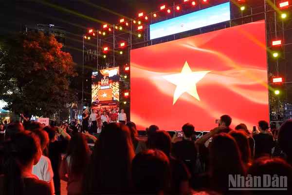 Lễ chào cờ diễn ra ở đầu cầu phố đi bộ Nguyễn Huệ, Thành phố Hồ Chí Minh.