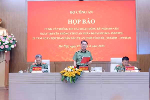 Thượng tướng Trần Quốc Tỏ chủ trì họp báo.