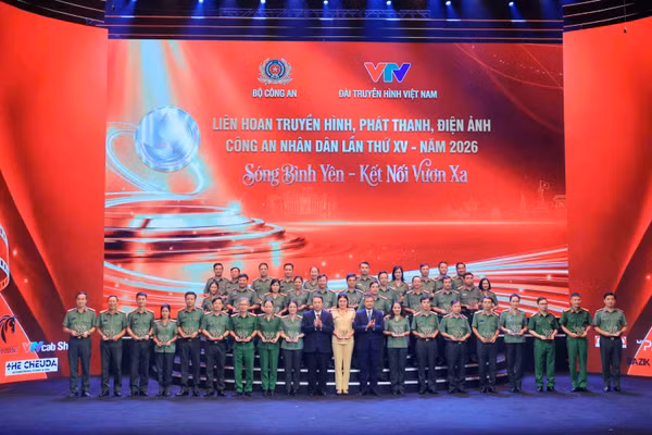 Ban tổ chức trao Kỷ niệm chương tới đại diện các đơn vị tham dự Liên hoan. (Ảnh: KIÊN PHẠM)