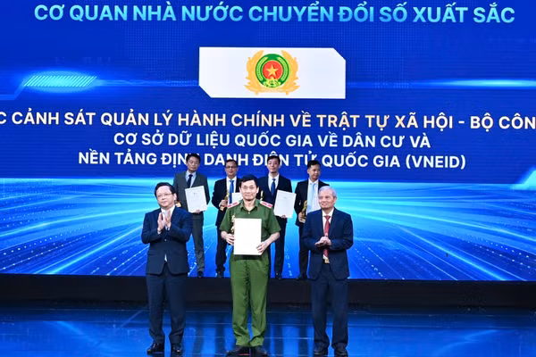 Thiếu tướng Nguyễn Mạnh Hùng, Phó Cục trưởng Cảnh sát quản lý hành chính về trật tự xã hội nhận giải thưởng Chuyển đổi số Việt Nam. (Ảnh: THU TRANG)