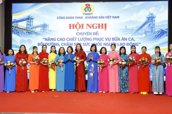 Công đoàn TKV tôn vinh, biểu dương các tập thể đạt danh hiệu “Nhà ăn văn minh”, “Ca phục vụ kiểu mẫu”. (Ảnh: NGỌC LAN)