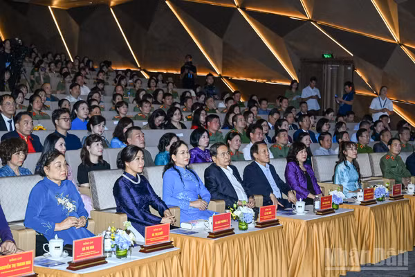 Chủ tịch Quốc hội Trần Thanh Mẫn dự chương trình. (Ảnh: DUY LINH)