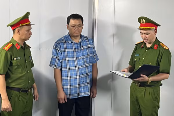 Áp dụng biện pháp tạm giam đối với Nguyễn Thế Vinh. (Ảnh: Công an Hà Nội)