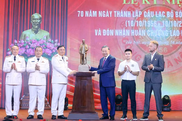 Tổng Bí thư, Chủ tịch nước Tô Lâm tặng quà Câu lạc bộ Bóng đá Công an Hà Nội. (Ảnh: TTXVN)