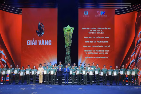 Ban tổ chức trao giải Vàng tặng các tác phẩm. (Ảnh: KIÊN PHẠM)