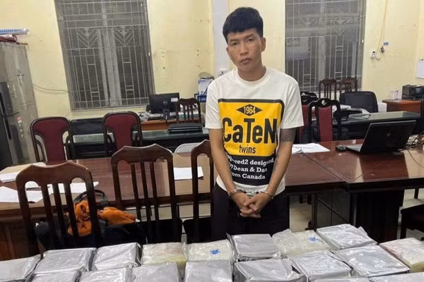Đối tượng Phạm Tuấn Cường cùng tang vật tại Cơ quan công an. (Ảnh: Công an Hà Nội)