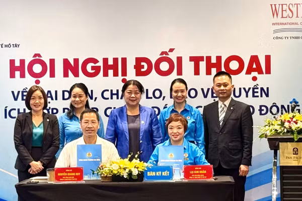 Công đoàn cơ sở, đại diện tập thể người lao động, đại diện người sử dụng lao động ký kết Bản cam kết thực hiện kết quả đối thoại tại nơi làm việc năm 2026. (Ảnh: NGỌC ÁNH)