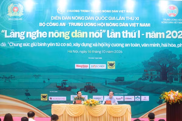 Đồng chí Lương Quốc Đoàn và Thượng tướng Lê Văn Tuyến chủ trì diễn đàn. (Ảnh: KIÊN PHẠM)