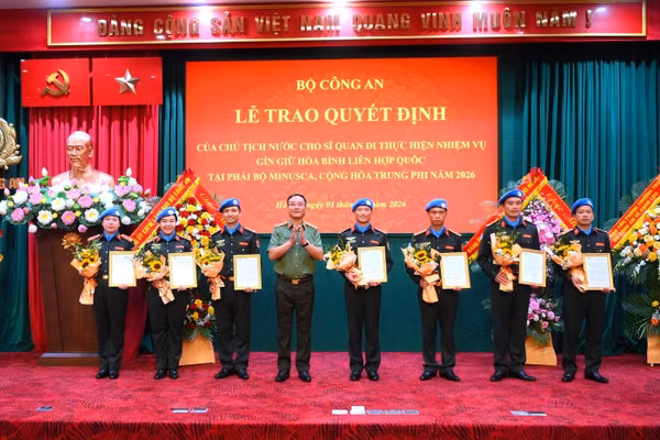 Thượng tướng Phạm Thế Tùng trao Quyết định của Chủ tịch nước cho 7 sĩ quan thuộc Tổ công tác số 10. (Ảnh: Bộ Công an)