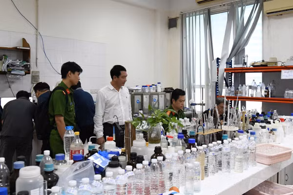 Cơ quan chức năng khám xét phòng thí nghiệm tại các trung tâm quan trắc môi trường. (Ảnh: C04)